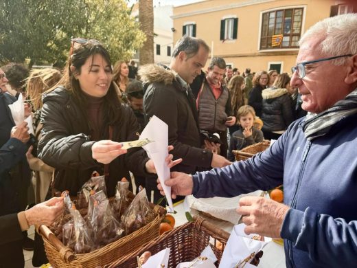 (Fotos y vídeos) Ciutadella revive su historia con los ‘tres tocs’ en el día de Sant Antoni