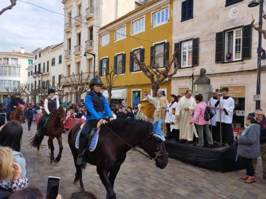 (Fotos) Las ‘beneïdes’ llenan de vida las calles de Maó