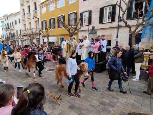 (Fotos) Las ‘beneïdes’ llenan de vida las calles de Maó