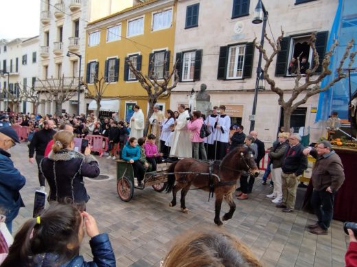 (Fotos) Las ‘beneïdes’ llenan de vida las calles de Maó