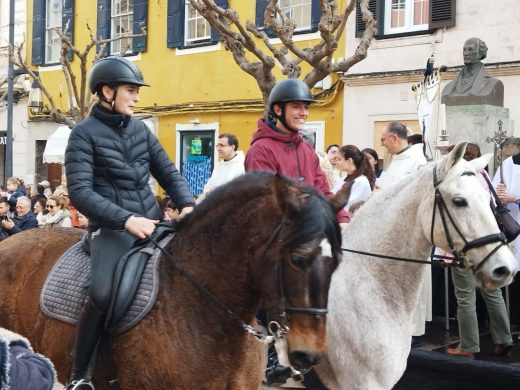 (Fotos) Las ‘beneïdes’ llenan de vida las calles de Maó