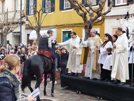 (Fotos) Las ‘beneïdes’ llenan de vida las calles de Maó