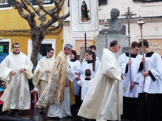 (Fotos) Las ‘beneïdes’ llenan de vida las calles de Maó