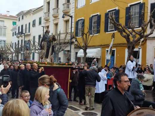 (Fotos) Las ‘beneïdes’ llenan de vida las calles de Maó