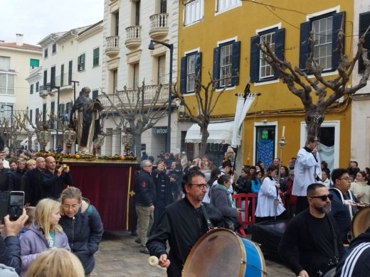 (Fotos) Las ‘beneïdes’ llenan de vida las calles de Maó