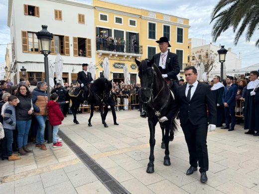 (Fotos y vídeos) Ciutadella revive su historia con los ‘tres tocs’ en el día de Sant Antoni