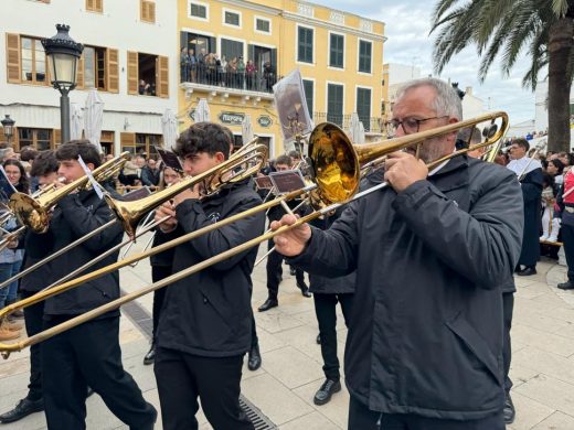 (Fotos y vídeos) Ciutadella revive su historia con los ‘tres tocs’ en el día de Sant Antoni