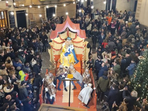 (Fotos) Alaior avanza la cabalgata para eludir el mal tiempo