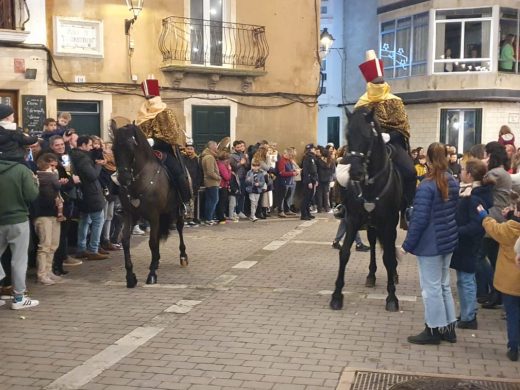 (Fotos) Alaior avanza la cabalgata para eludir el mal tiempo