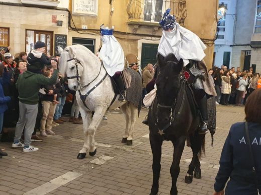 (Fotos) Alaior avanza la cabalgata para eludir el mal tiempo