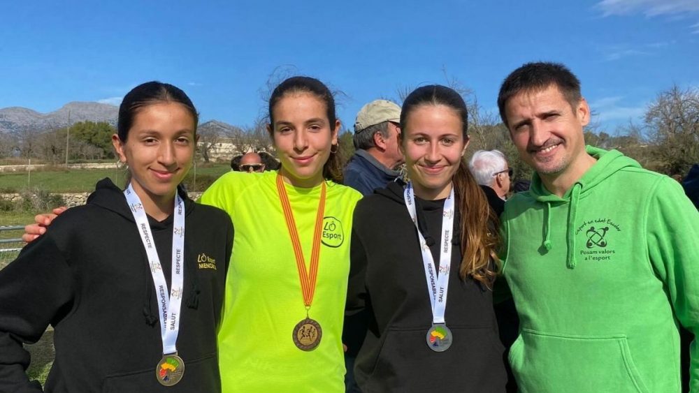 La Campeona de Baleares Neus Gonyalons, con su Hermana Gemma Gonyalons (3a sub20), Clara Allès (2a Sub18) con su entrenador Miguel Quesada.