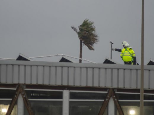 (Fotos) El temporal arranca varias placas solares de la piscina municipal de Ciutadella