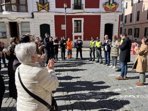 (Fotos) Menorca guarda un minuto de silencio en honor a los guardias civiles fallecidos