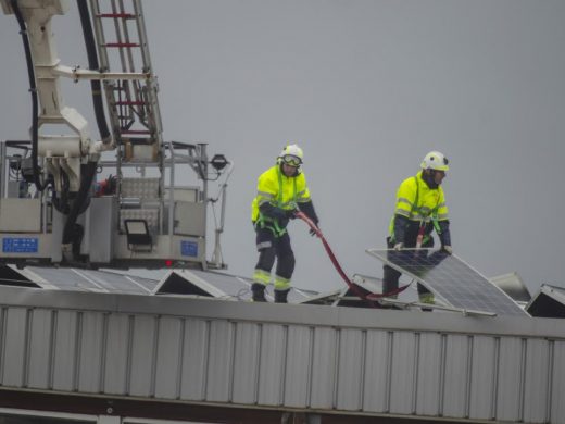 (Fotos) El temporal arranca varias placas solares de la piscina municipal de Ciutadella