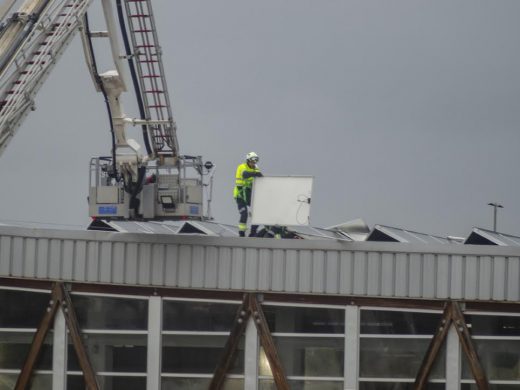 (Fotos) El temporal arranca varias placas solares de la piscina municipal de Ciutadella