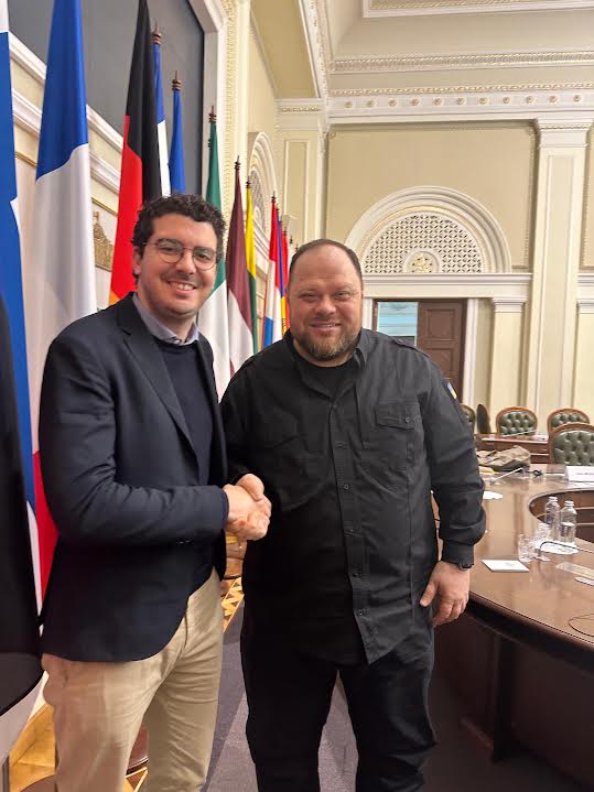 Pepe Mercadal con el Presidente del Parlamento ucraniano, Ruslan Stefanchuk.