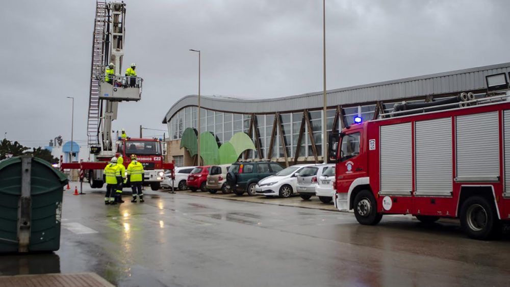 Dos camiones de bomberos han tenido que acudir para retirar las placas (Fotos: Sergio Moreno Iglesias)
