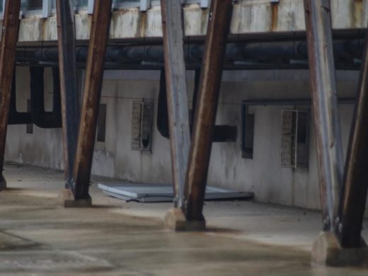 (Fotos) El temporal arranca varias placas solares de la piscina municipal de Ciutadella