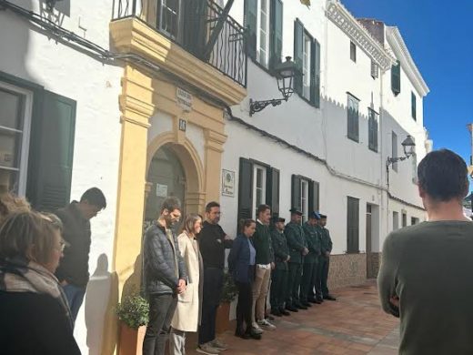 (Fotos) Menorca guarda un minuto de silencio en honor a los guardias civiles fallecidos