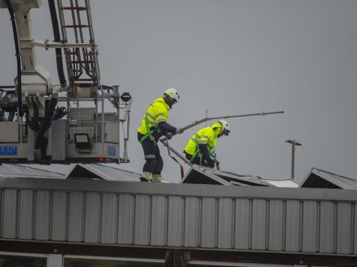 (Fotos) El temporal arranca varias placas solares de la piscina municipal de Ciutadella