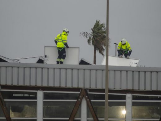 (Fotos) El temporal arranca varias placas solares de la piscina municipal de Ciutadella