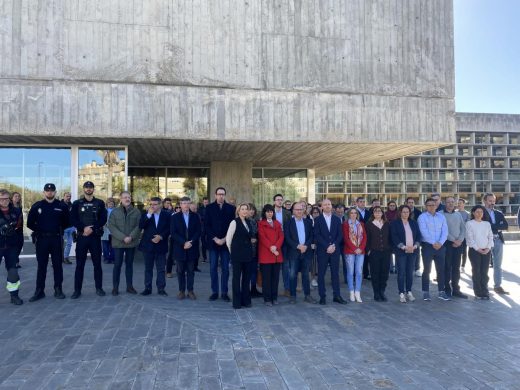 (Fotos) Menorca guarda un minuto de silencio en honor a los guardias civiles fallecidos