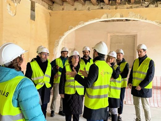 (Fotos) La consellera de Asuntos Sociales visita las obras de la futura residencia de Es Castell