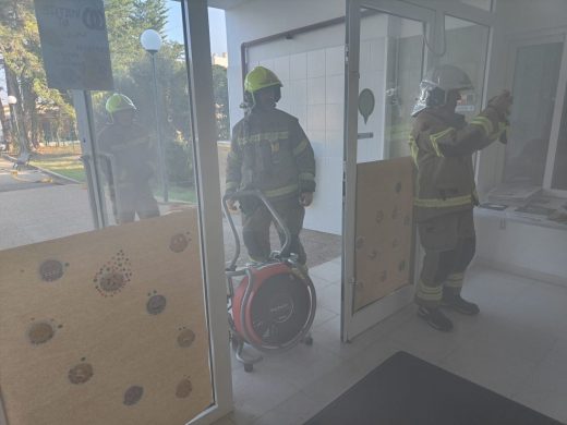 (Fotos) Los Bomberos de Menorca realizan un simulacro de incendios en el Maria Àngels Cardona