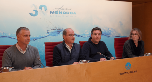 Simón Gornés junto a David Carreras, director del Observatorio Social y Ambiental de Menorca y a Agnès Casals, directora del Consejo Científico de la Agencia Menorca Reserva de Biosfera.