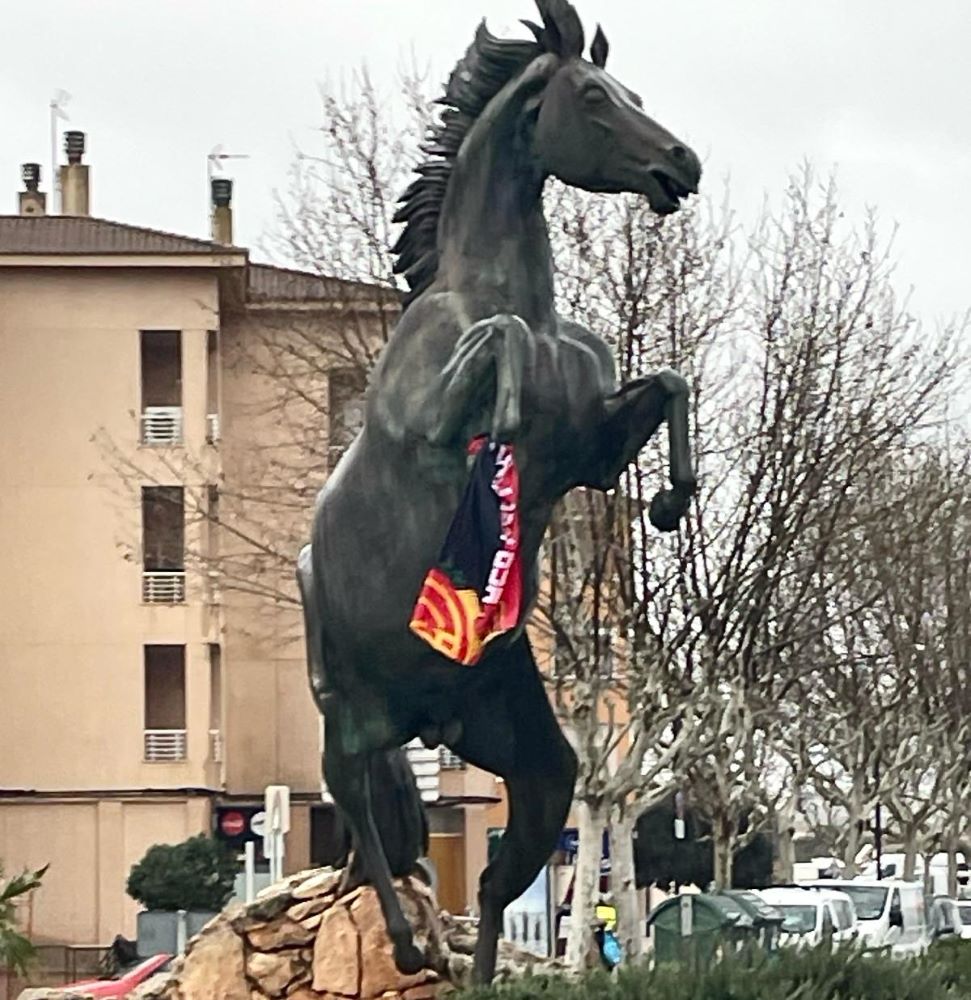 Aficionados han engalanado el caballo de la rotonda de entrada a Ciutadella