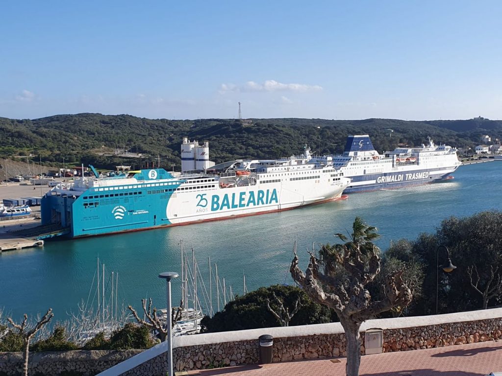 El buque de Baleària esta mañana en el puerto de Maó (Foto: Nando Andreu)