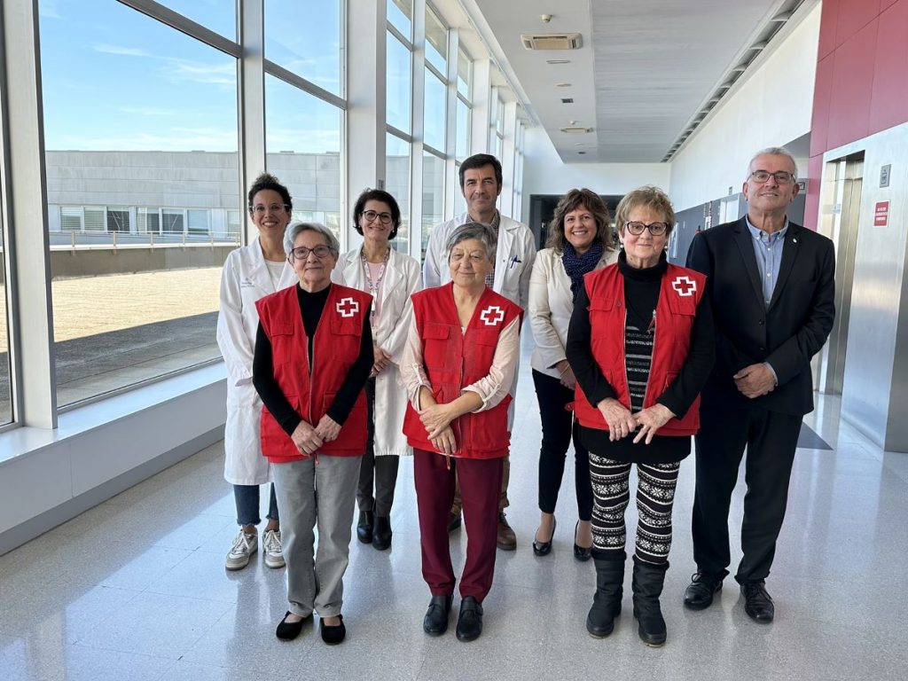 Representantes del Área de Salud de Menorca y de la Cruz Roja se han reunido esta mañana en el Hospital Mateu Orfila (Foto: HGMO)