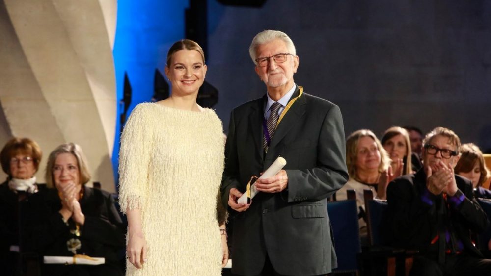 José Antonio Fayas recibe el Premio Llull de manos de la presidenta Marga Prohens (Foto: Govern balear)