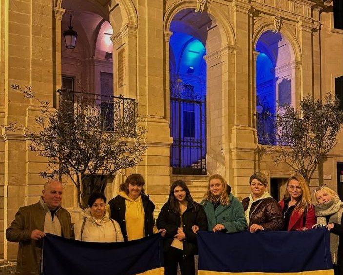 El Ayuntamiento de Maó ha iluminado la fachada de las casas consistoriales con los colores de la bandera de Ucrania