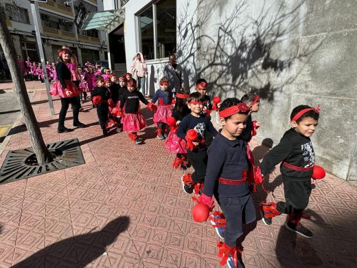 (Fotos) El carnaval llega a Maó con la rúa infantil