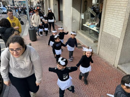 (Fotos) El carnaval llega a Maó con la rúa infantil