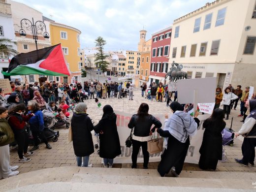 200 personas se manifiestan en Maó por Palestina