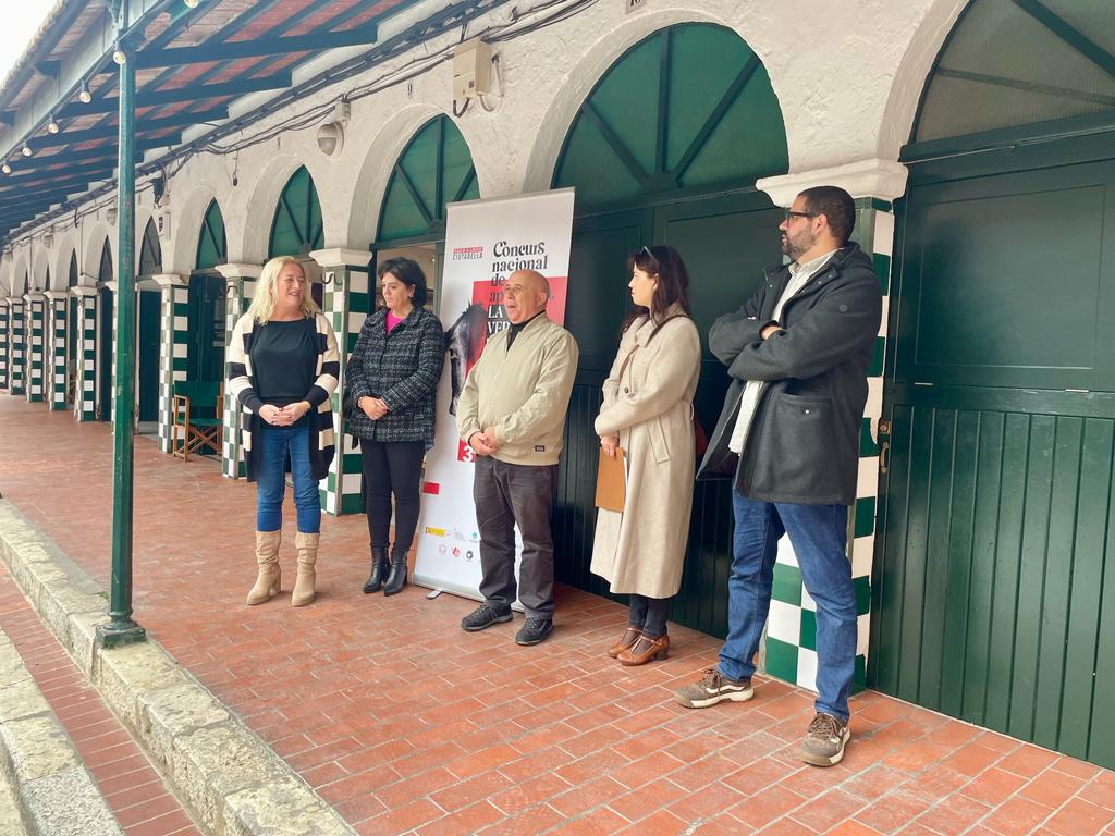 Los organizadores en la plaza del Mercado de Ciutadella