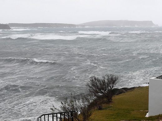 (Fotos) El temporal hunde un velero en la bahía de Fornells