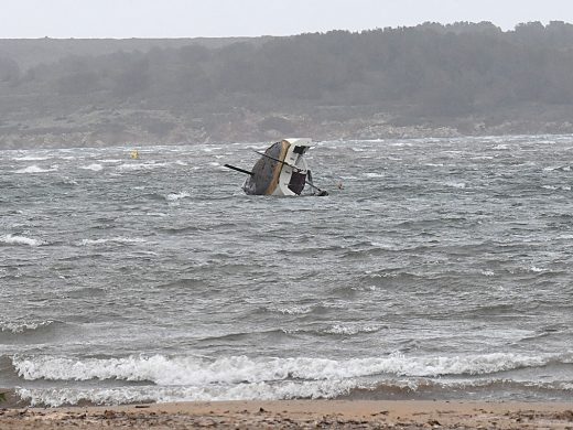 (Fotos) El temporal hunde un velero en la bahía de Fornells