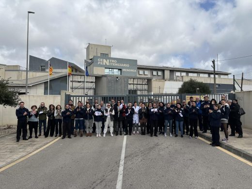 Los trabajadores del Centro Penitenciario de Menorca se suman al luto nacional por Nuria.