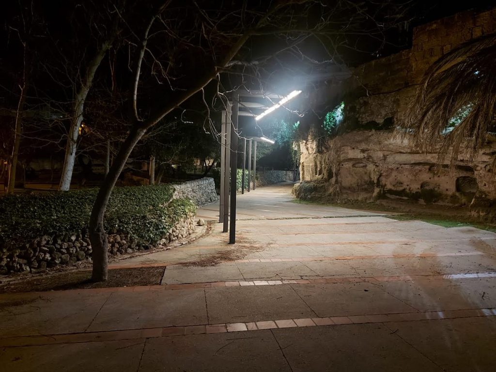 Se han remplazado 23 puntos de luz por tecnología LED para mejorar la iluminación y seguridad del parque.