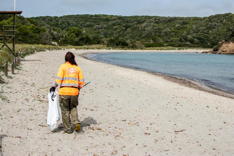 El Servicio de Limpieza de Playas de Menorca amplía su equipo ante el aumento de visitantes.