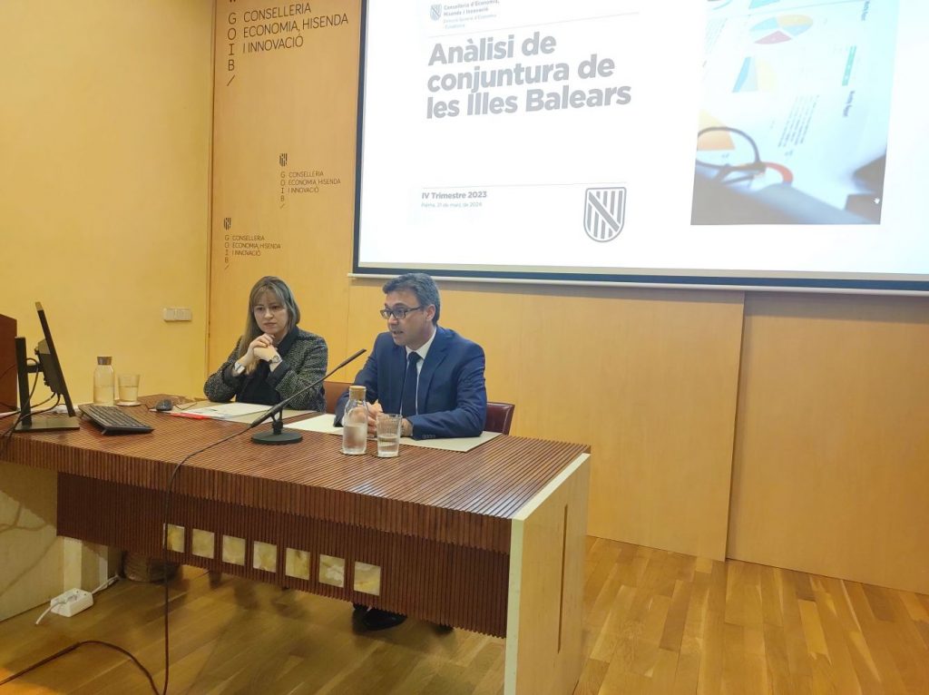 La directora general de Economía y Estadística, Catalina Barceló, y el vicepresidente y conseller de Economía, Hacienda e Innovación, Antoni Costa.