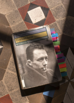 La obra autobiográfica de Camus se revive en Mahón para el Día del Libro.