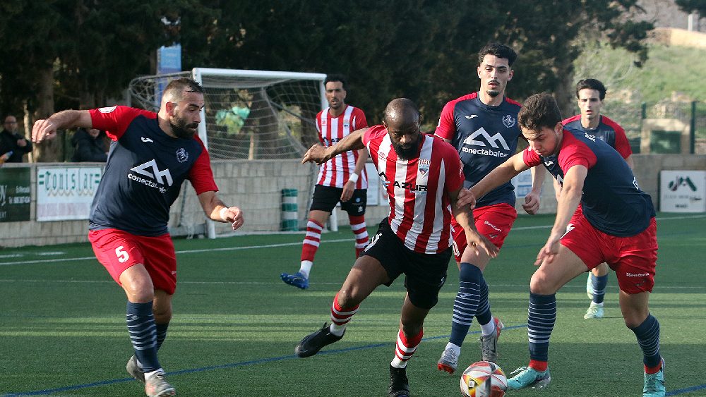 Karim trata de superar a varios contrarios (Fotos: Jaume Fiol)