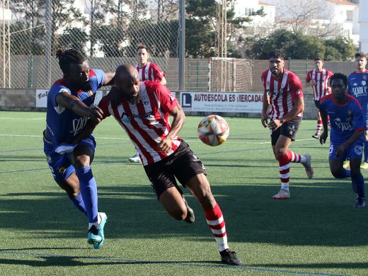 (Fotos) El Mercadal reacciona a tiempo para ganar 2-1 al Portmany