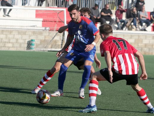 (Fotos) El Mercadal reacciona a tiempo para ganar 2-1 al Portmany