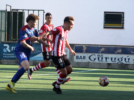 (Fotos) El Mercadal reacciona a tiempo para ganar 2-1 al Portmany