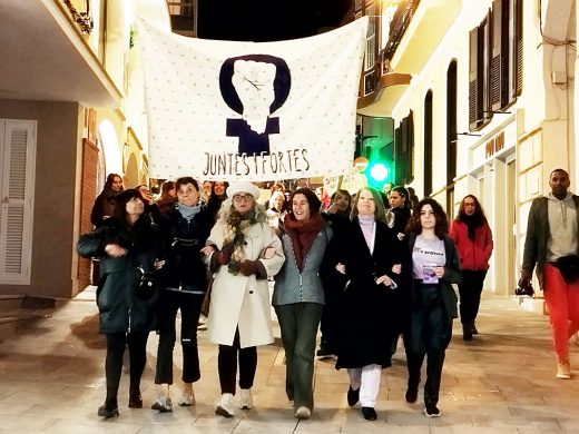 (Fotos) 250 personas se manifiestan en Maó en el Día de la Mujer